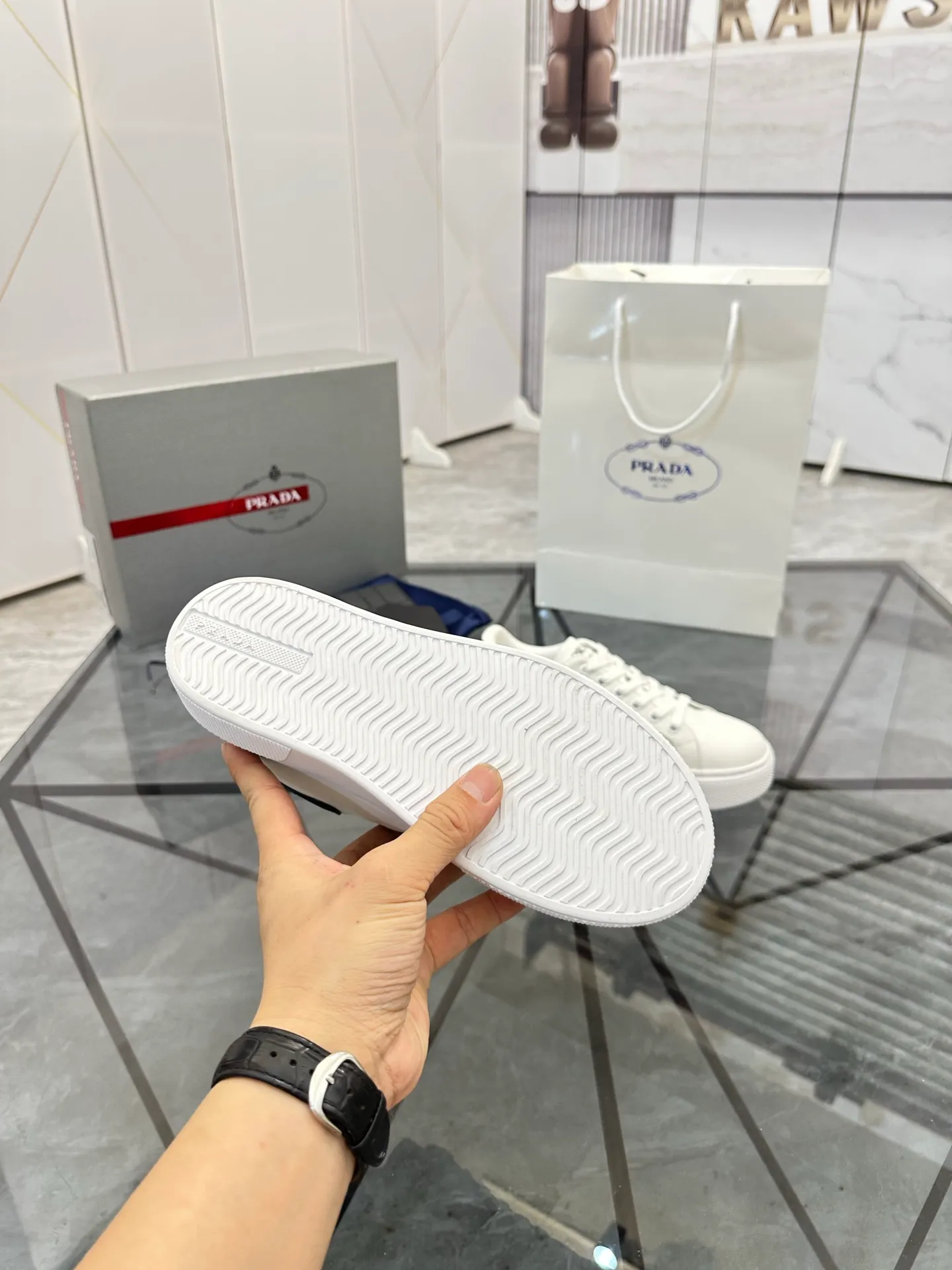 Men's shoes for sale 💰: 💰P520¥ High-end top quality Product trademark: Prada *"Prada*" low-top casual shoes Regular size: 35-45 (can be customized to 46) Couple style Product materials: imported first-layer cowhide leather upper, water-dyed sheep lining, original ultra-light foam outsole. No.: H201